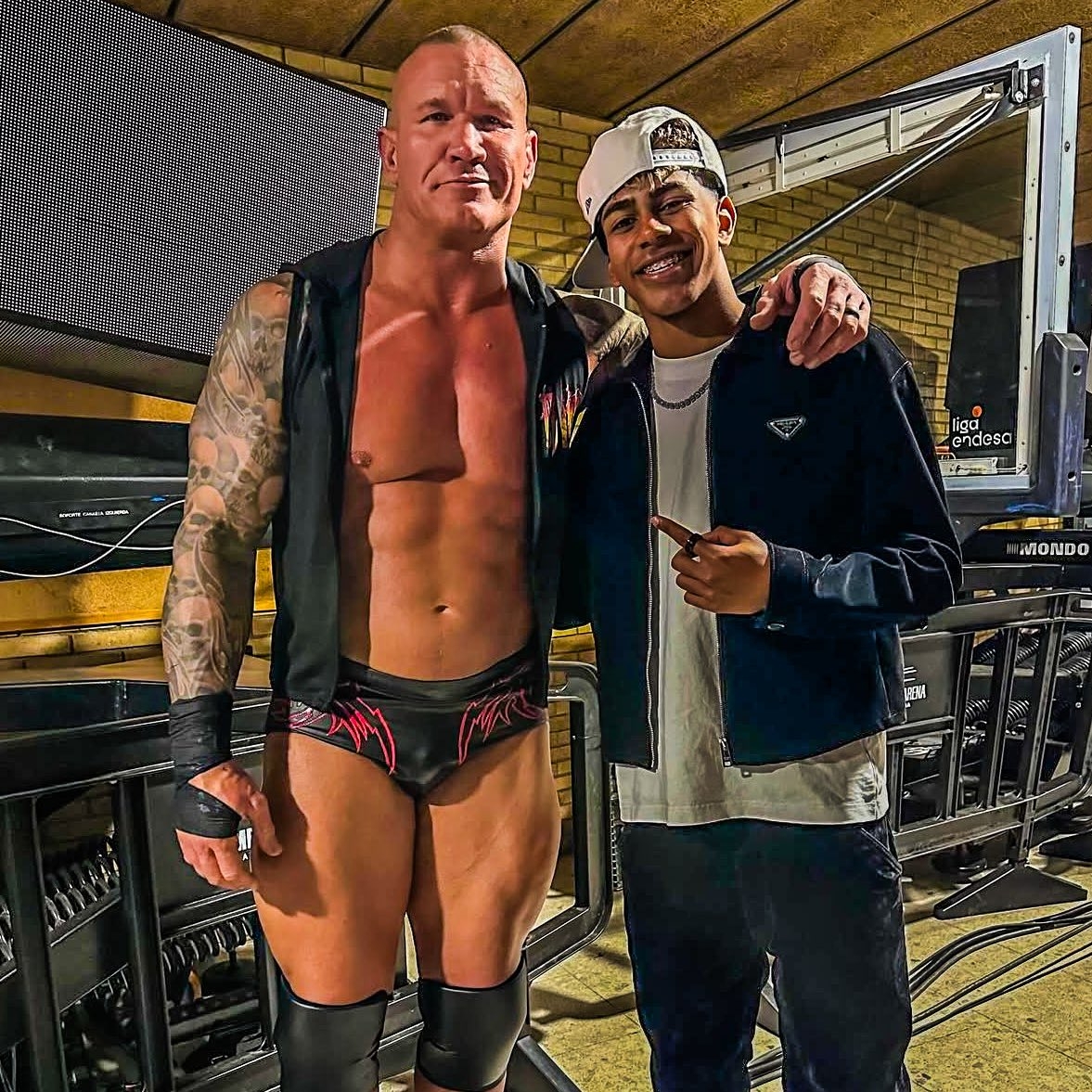 小心RKO！亞馬爾現(xiàn)場觀戰(zhàn)WWE，和奧爾頓、Triple H等合影