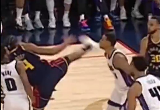 抬腳過高踢到了對手下巴！NBA官方：穆迪這一動作被判1級惡犯