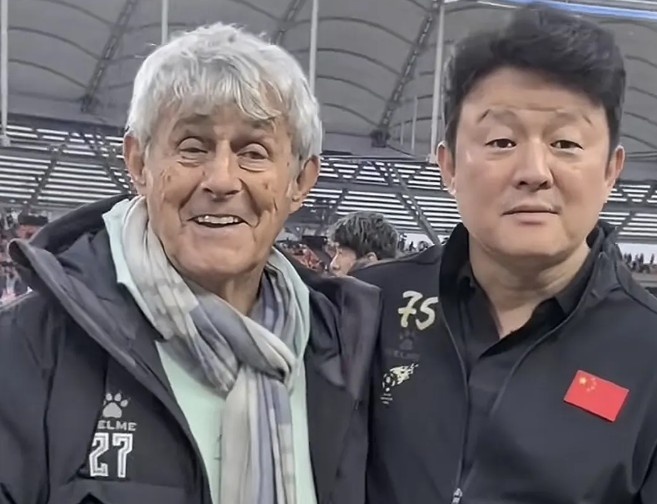 有點(diǎn)像？米盧差點(diǎn)將青島籍演員張磊誤認(rèn)為是孫繼海