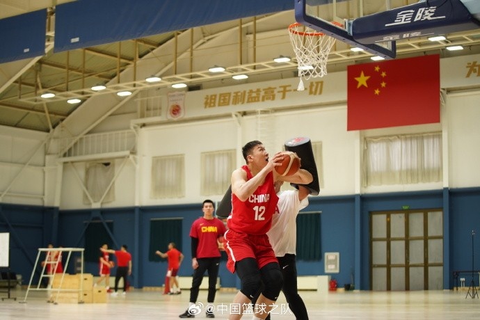 中國籃球之隊官博：大塊頭 大能量 祝李炎哲25歲生日快樂！