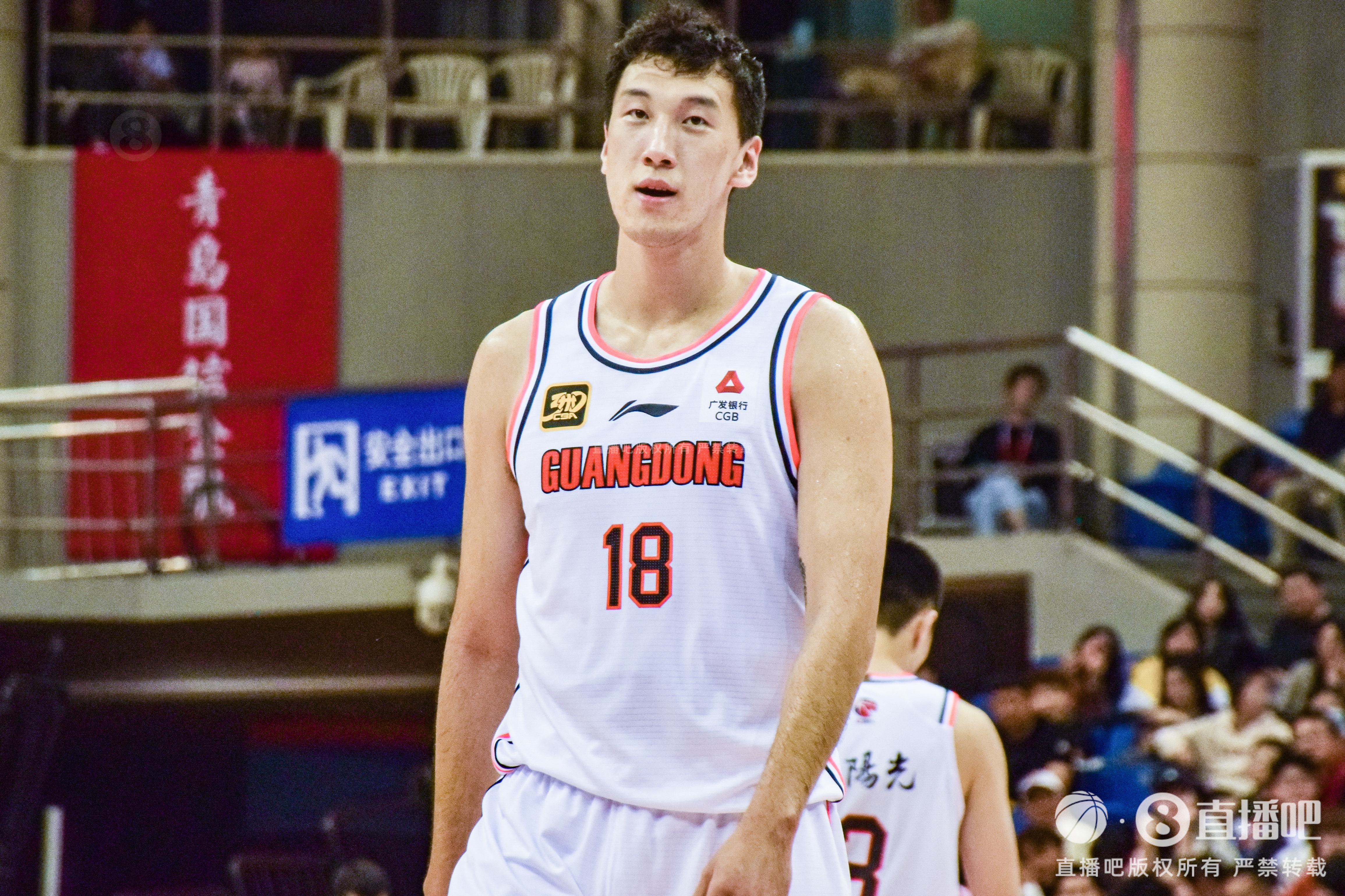 高炮臺發(fā)威！杜潤旺半場6中5拿到13分2斷1帽 三分3中3