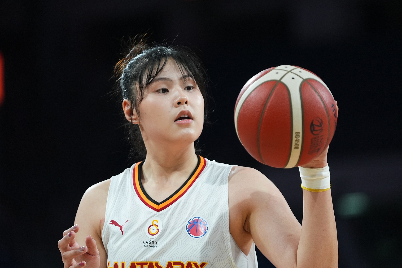 穩(wěn)定高效！李月汝9中6得到18分10板1助2斷1帽 罰球6中6