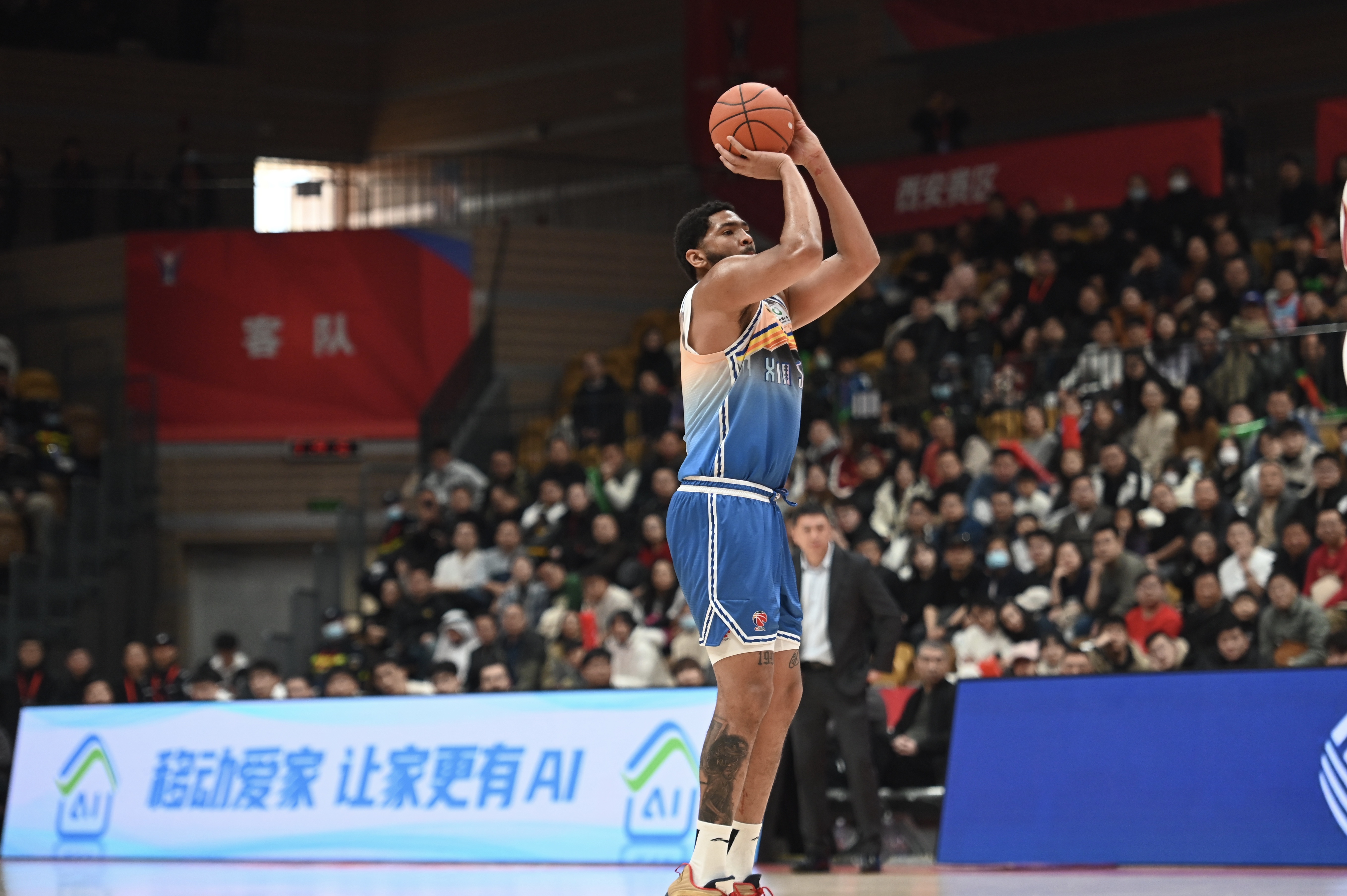 手感火熱！勞森半場(chǎng)7中6高效砍下17分5籃板 首節(jié)15分