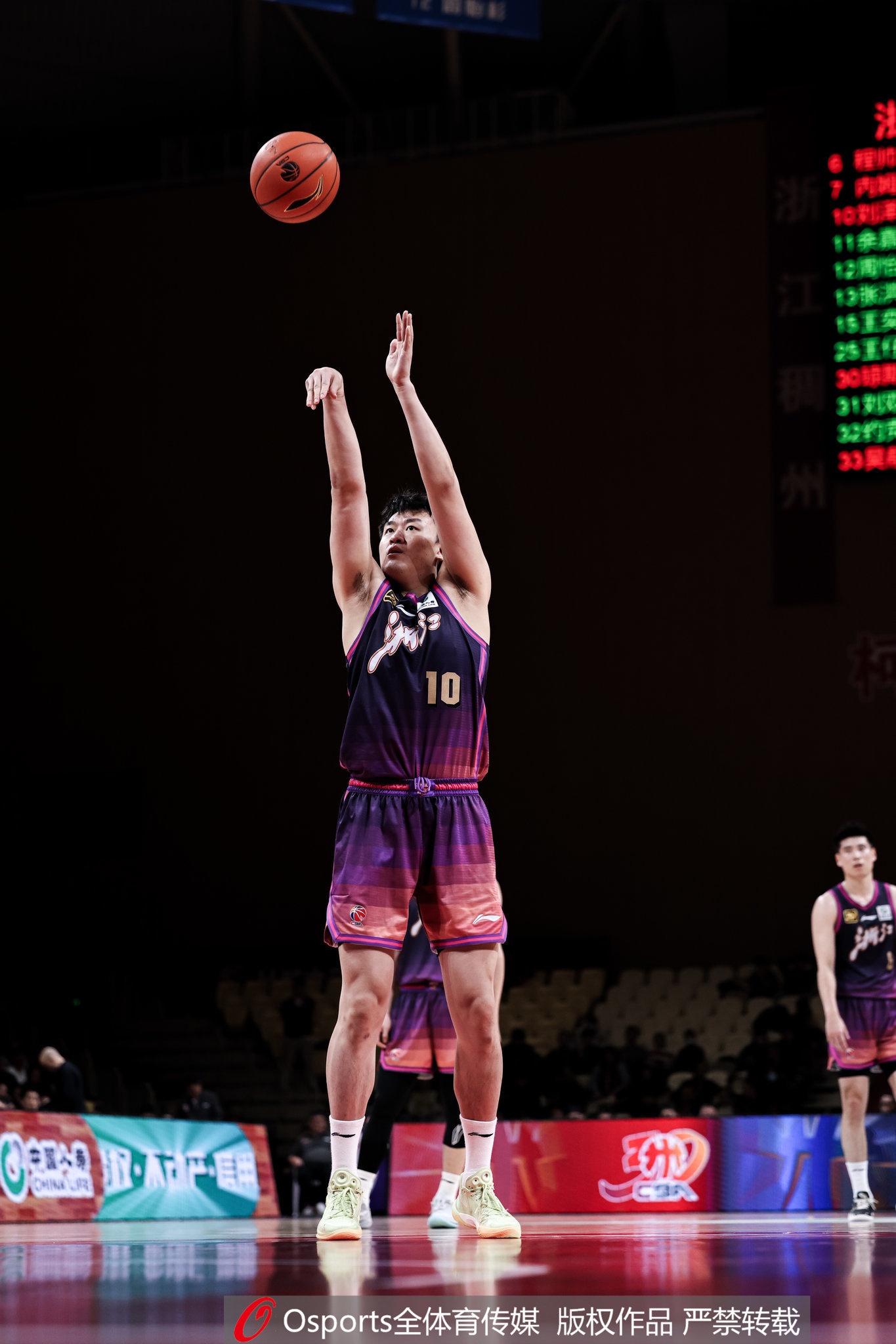 高效替補(bǔ)！劉澤一13投7中&罰球4中3得18分7板 得分并列全隊(duì)最高